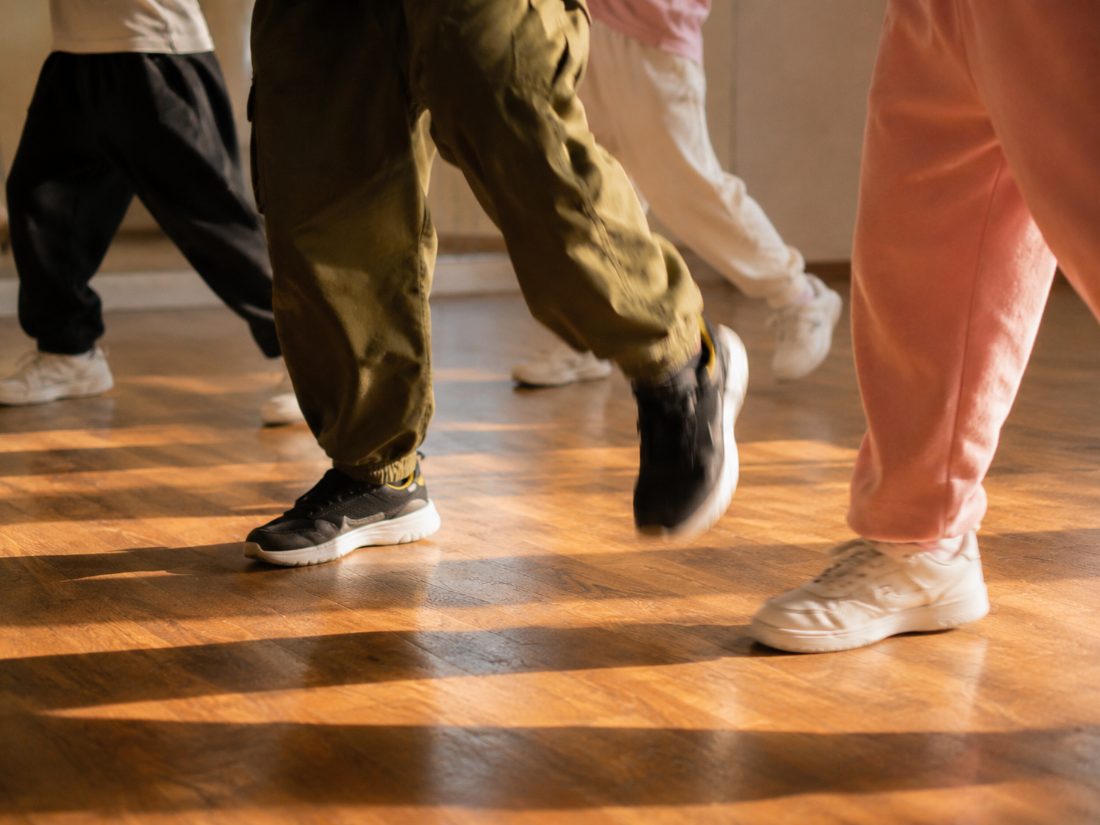 フローリングの上で踊る子どもたちの足元