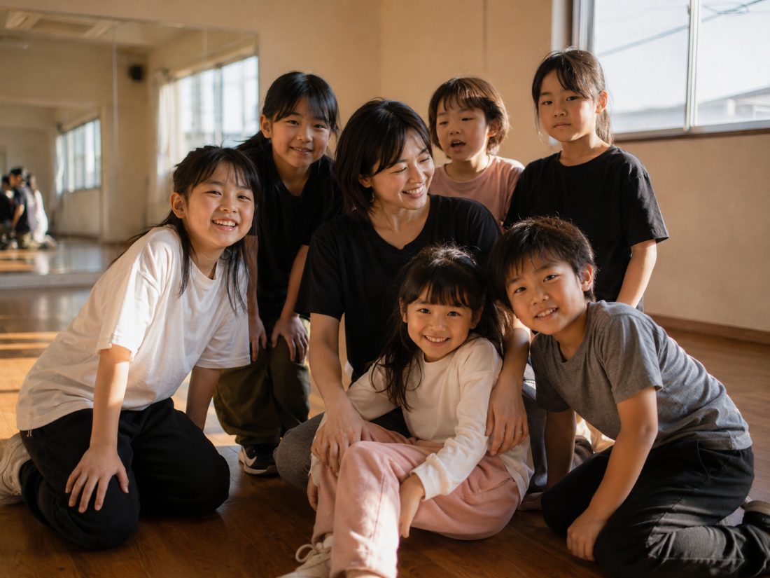 レッスン後に集まって笑う子どもたちと先生